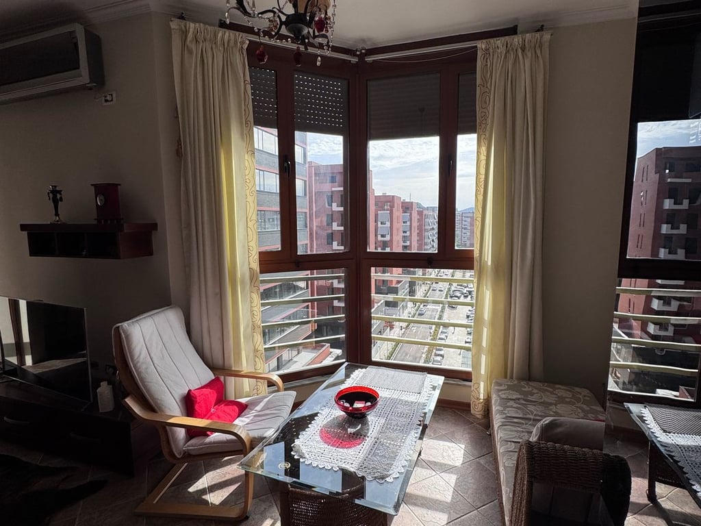 Jepet me qera Apartamenti 1+1 , rruga Kavajes perballe Noves ( del dhe tek Ura Nisherakut) 550 mije