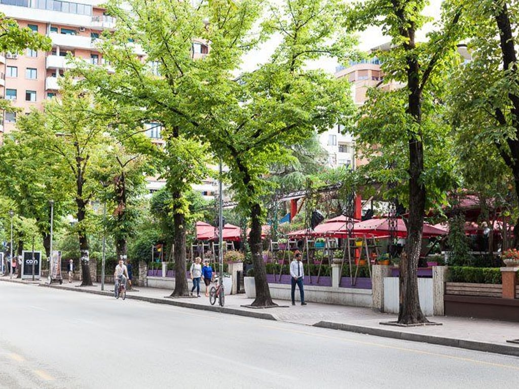 Ambiente commerciale in affitto a Bllok