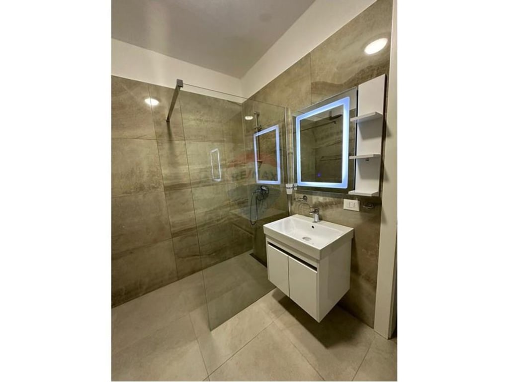 Apartament + parkim - Për Qira - Kompleksi Delijorgji