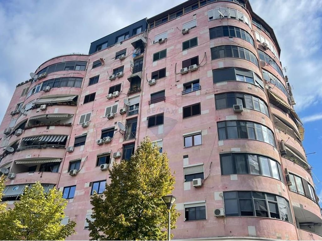 Apartament 3+1+2 per zyre me qira ne Bllok.