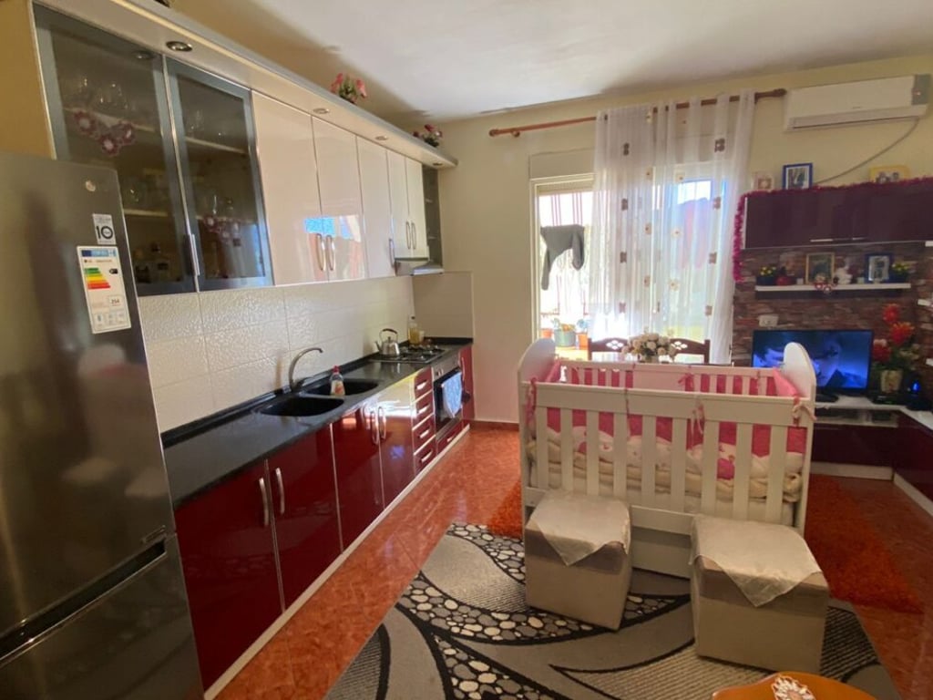 🔥Shitet apartament 2+1 ne nje zone shume te frekuentuar,pak metra nga shetitorja,Kavaje🔥