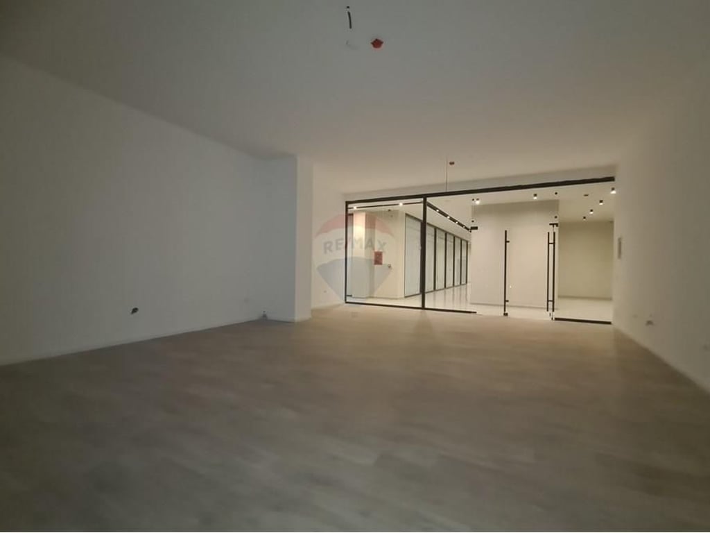 Ambient komercial ne shitje tek Rruga e Kavajes!