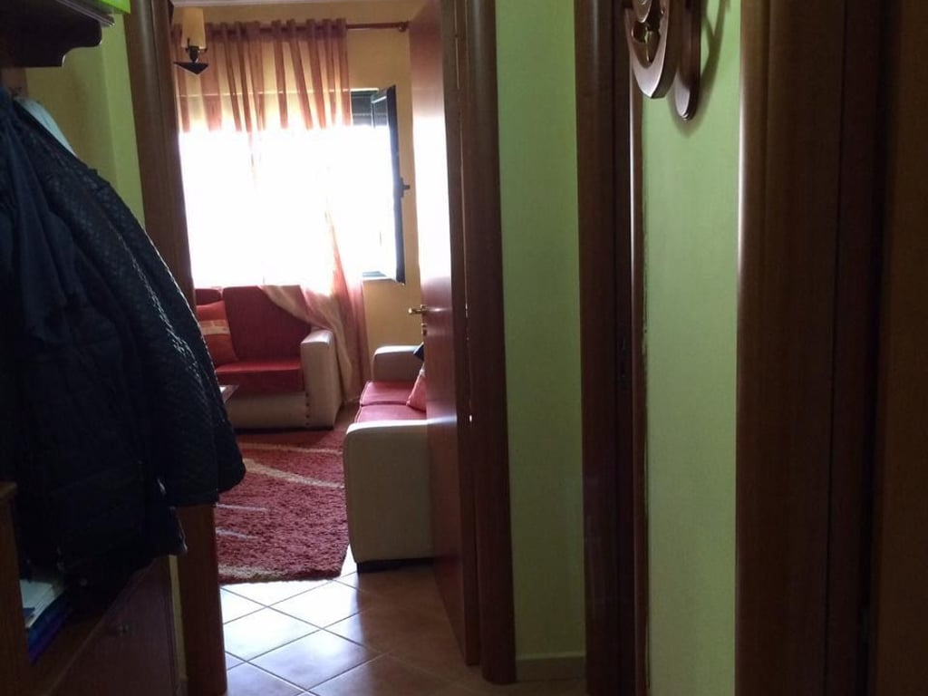 Jepet me qera Apartamenti 2+1 , rruga Asim Vokshi prane Spak dhe Arkives se Shtetit Cmimi: 500 mije leke