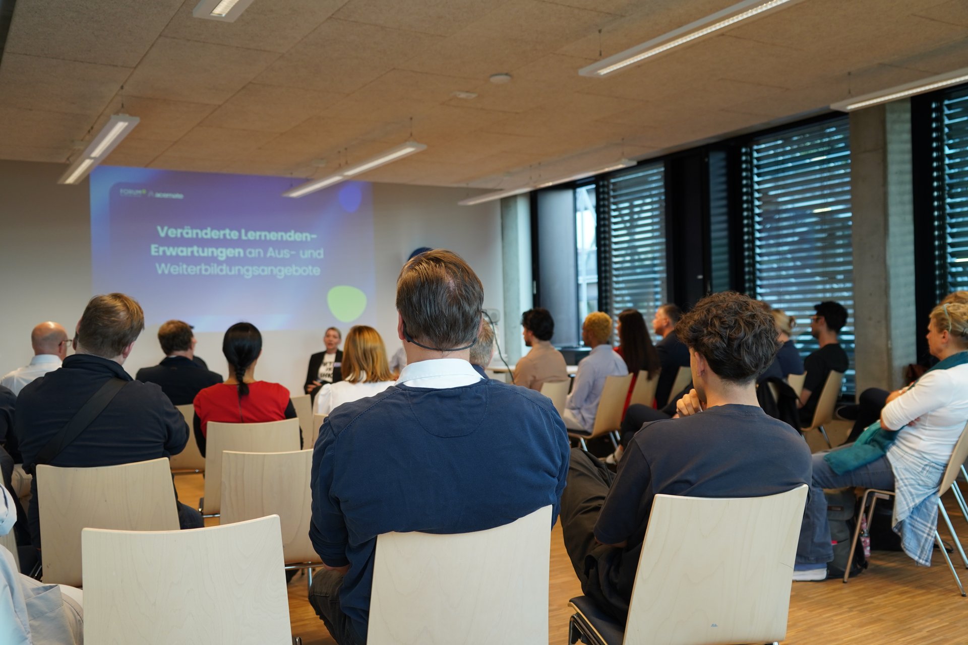 Teilnehmende des Netzwerkabends von acemate und FORUM Berufsbildung im Berliner frizzforum