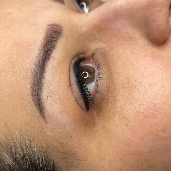 Services esthétiques de sourcils