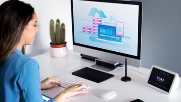 Concepto de alojamiento de sitios web con una mujer que trabaja en una computadora