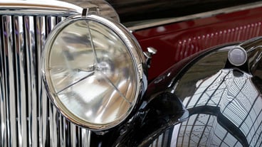 Detail of the front headlight of an old car