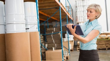 Weiblicher Manager, der digitale Tablette im Lager verwendet