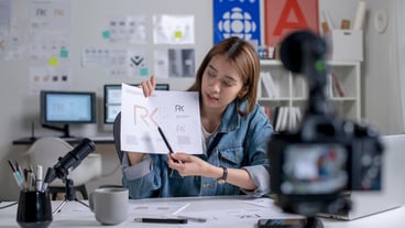 젊은 아시아 여성 그래픽 디자이너 블로거 인플루언서는 스튜디오에서 소셜 미디어를 위한 카메라 촬영 교육 자습서 vlog 교육 촬영 비디오 과정을 보고 이야기합니다.