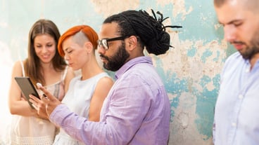 Young people in front of a dirty wall