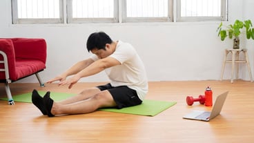 집에서 매트 위에 복부를 위한 실내 윗몸 일으키기 운동을 하는 남자