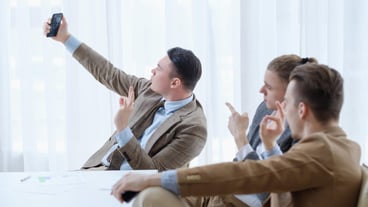 직장에서 셀카를 찍는 사업가는 사무실 회의에서 즐거운 시간을 보내고 성공적인 관리자들이 라이프스타일 코칭을 공유하는 사진을 찍고 완벽한 제스처를 보여줍니다.