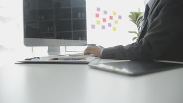 자신감 있는 사업가 그룹은 시장 데이터를 분석하기 위해 그래프와 차트를 가리키고, 재무제표 계좌 순이익을 계산하고, 생산 능력을 늘리기 위해 새로운 판매 전략을 계획합니다.