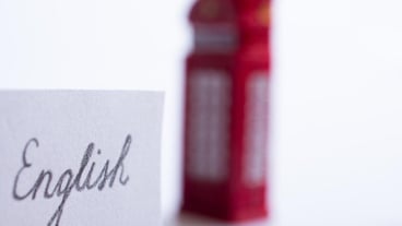 Notepaper with English wording near the telephone booth