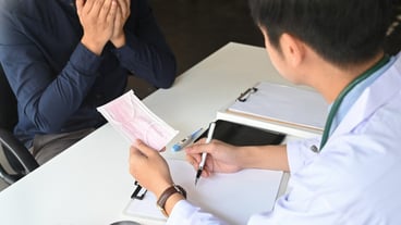 이야기하는 동안 그의 환자에게 의료 마스크를주는 의사의 자른 이미지