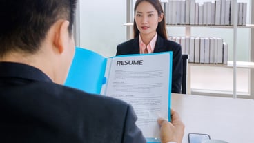 회사 사무실에서 인터뷰 한 여성의 파일 기록