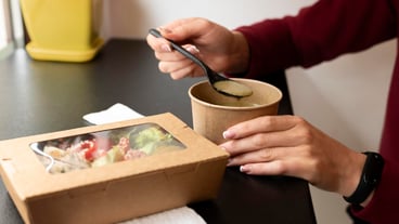 테이크아웃 음식을 즐기는 사람