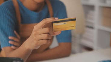 Serviço de pagamento com cartão de crédito no varejo. Cliente pagando por um pedido de queijo em um supermercado.
