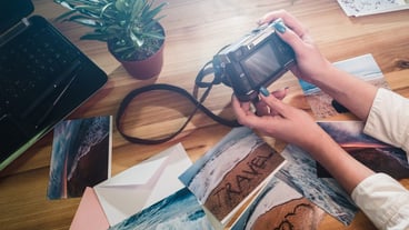 Travel adventures experience lifestyle. photography hobby art inspiration creation. woman holding camera looking at shots.