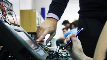 Colleghi che usano macchinari in ufficio