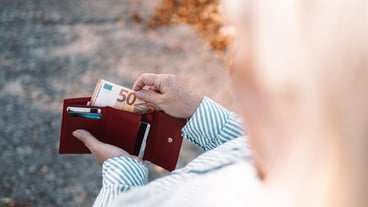 Środkowa sekcja kobiety używającej telefonu komórkowego