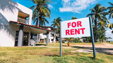 House for rent. White plate with the inscription. Announcement of rooms for rent in a resort on the Caribbean coast.