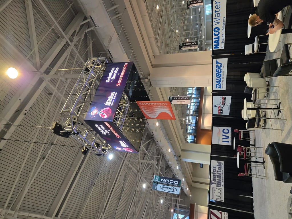 4-sided-jumbotron-at-trade-show-image