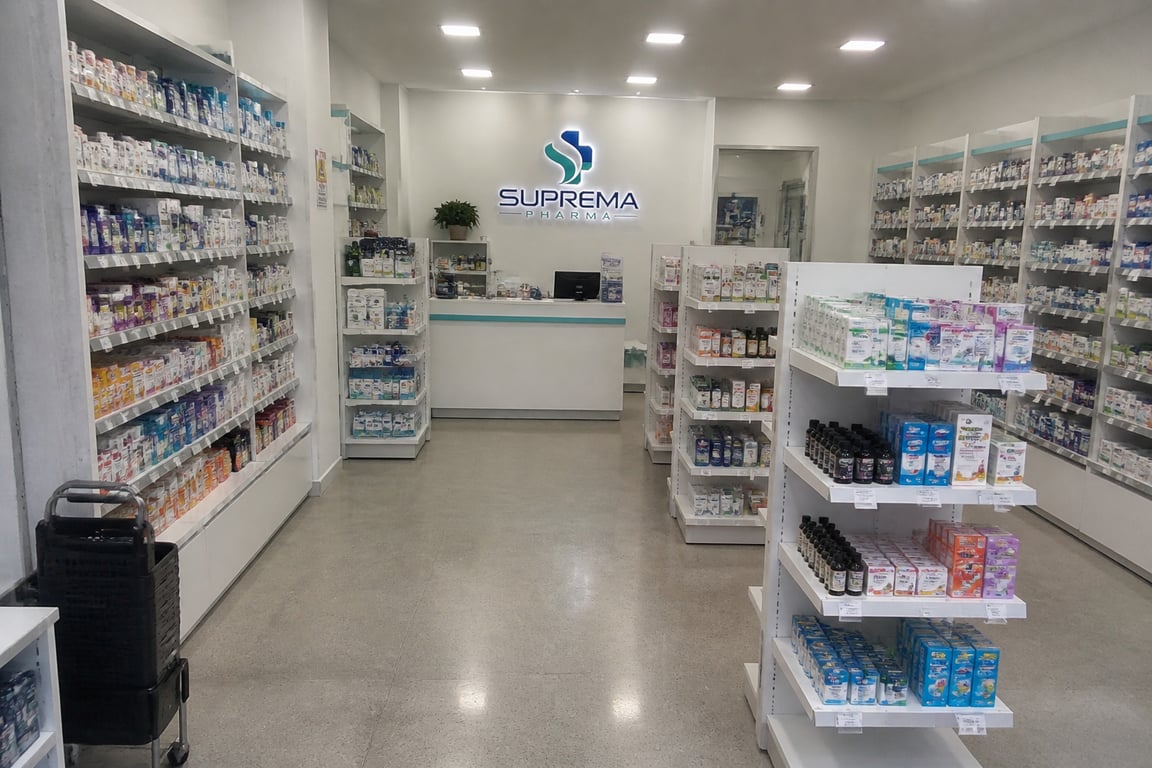 Produtos organizados no interior da loja