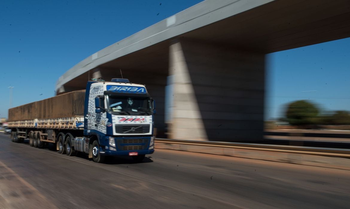 caminhoes_transporte_de_cargas010720143048