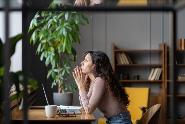 falta-de-motivacao-mulher-no-trabalho