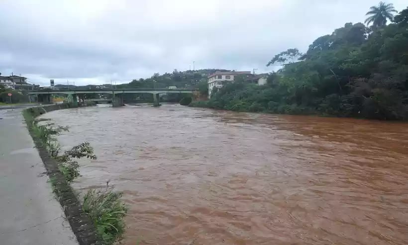 rio-cheio-de-agua-quase-transbordando-_1_118474