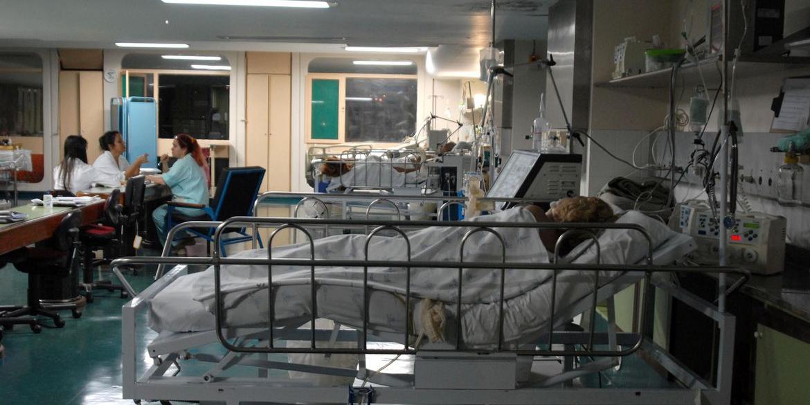 leito-hospital-doente-23585832