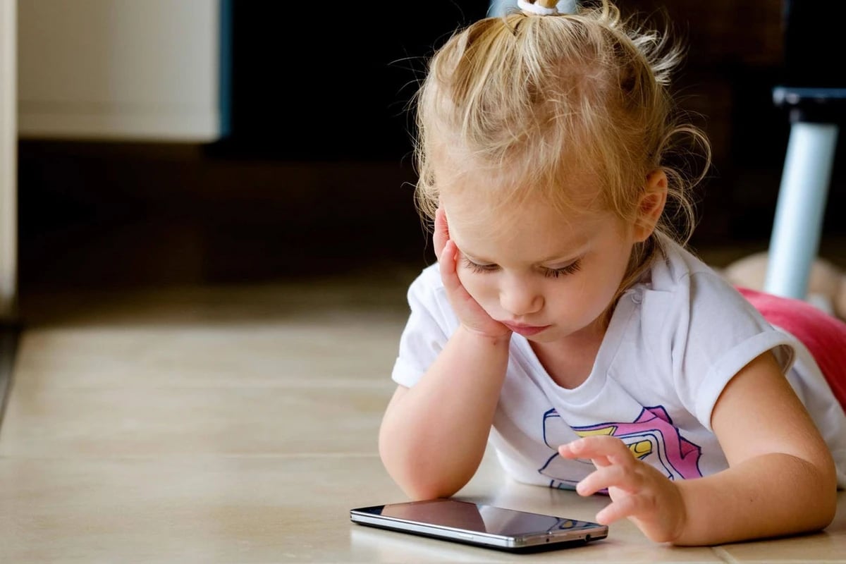 interessa-educacao-infantil-smartphones-pesquisas-smartphones-e-infancia-tecnologia-na-infancia-criancas-e-tecnologia-midias-eletronicas-na-infancia-chupeta-digital-chupeta-do-seculo-21-celulares-e
