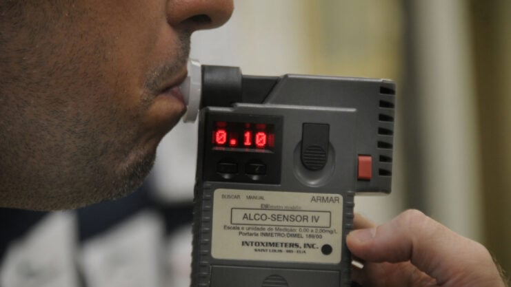 Transito / Testes com o bafometro, depois que a pessoa usa varios produtos que contem alcool