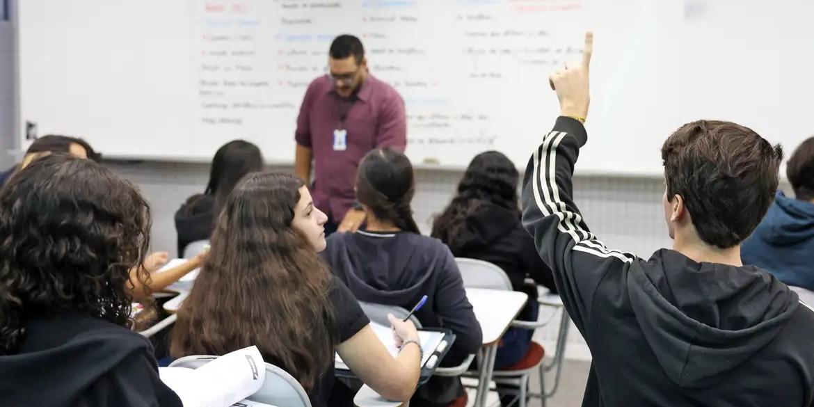 escola-faculdade-universidade-alunos-aula-8643
