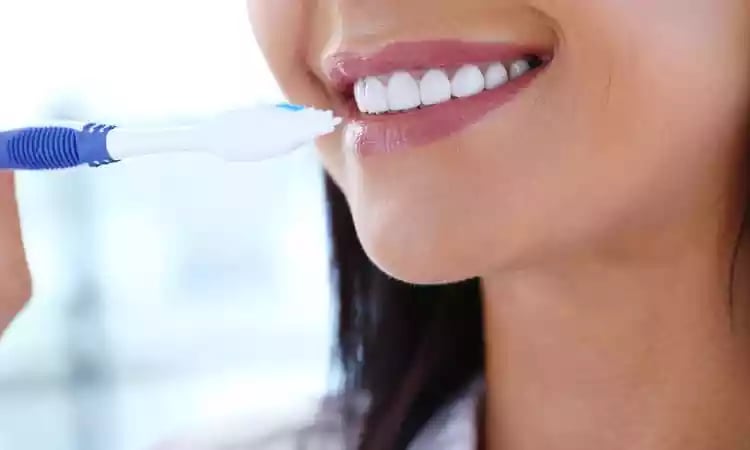 mulher-usando-escova-de-dente-_1_26558
