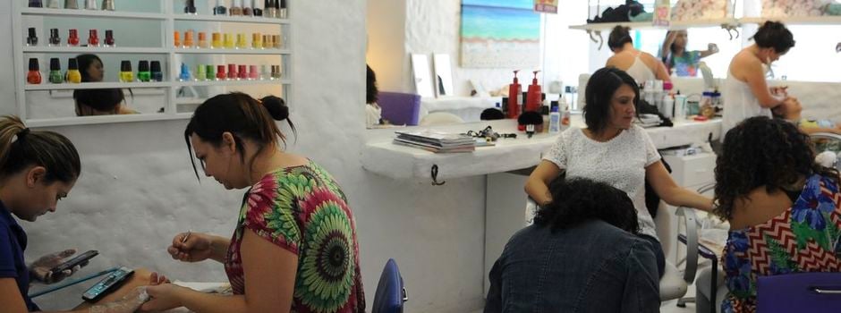 Cabelereiros e barbeiros, E / D : Cabelereiras,  Marina Praia e Vânia Praia