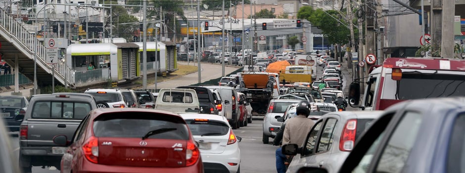 carro_ipva_estacionamento_garagem_vaga_veículo__transito_semáforo_engarrafamento_automóvel_caminhão_moto_placa_-_GIL_LEONARDI_(812)