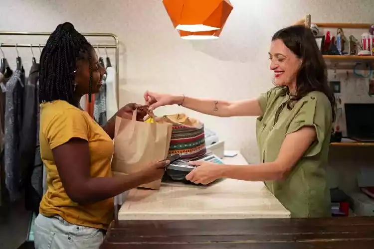 mulher-fazendo-compras-em-brecho_loja_66698