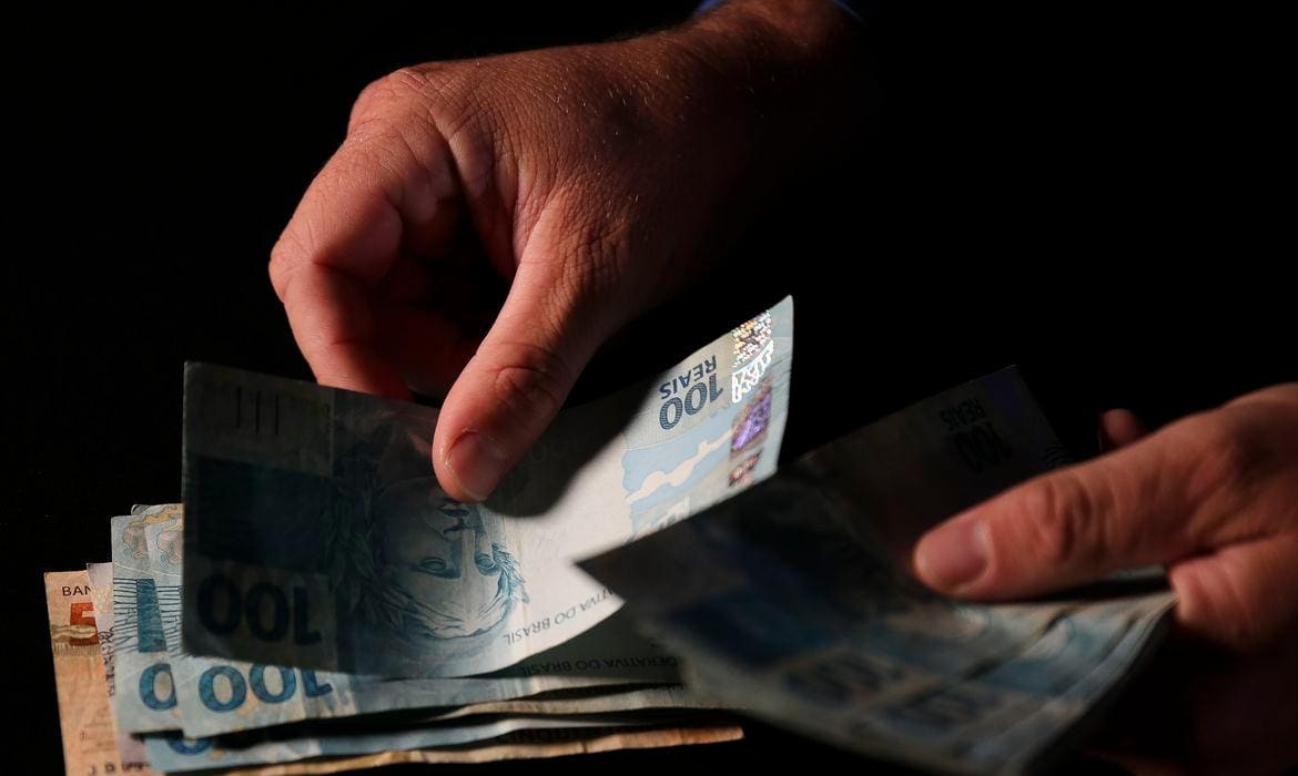 economia-13-salario-salario-dinheiro-1708491570