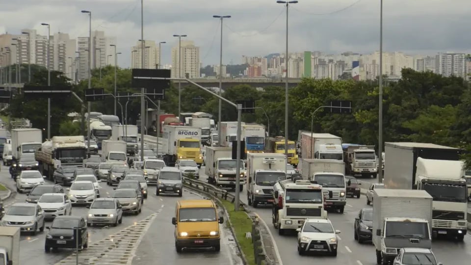 transito-veiculos-carros_04021911392-960x540