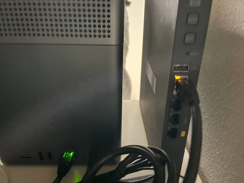 ルーターとLANケーブルで接続