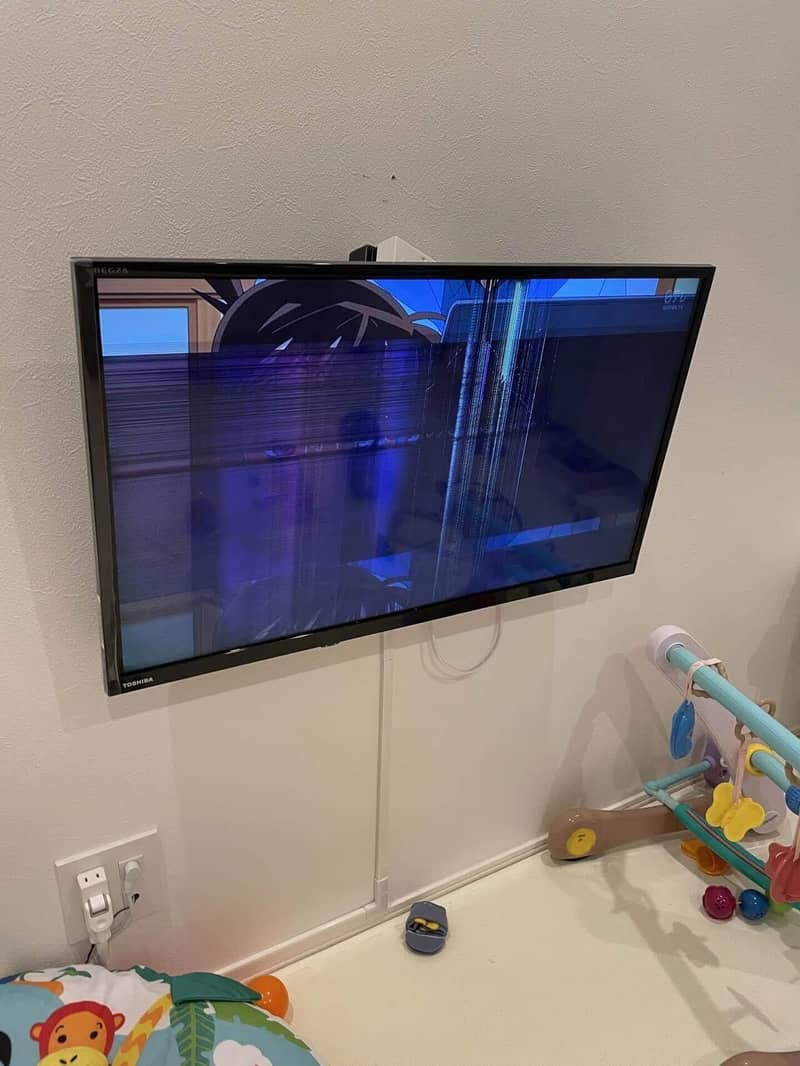 おもちゃをぶつけて液晶が割れてしまったテレビ