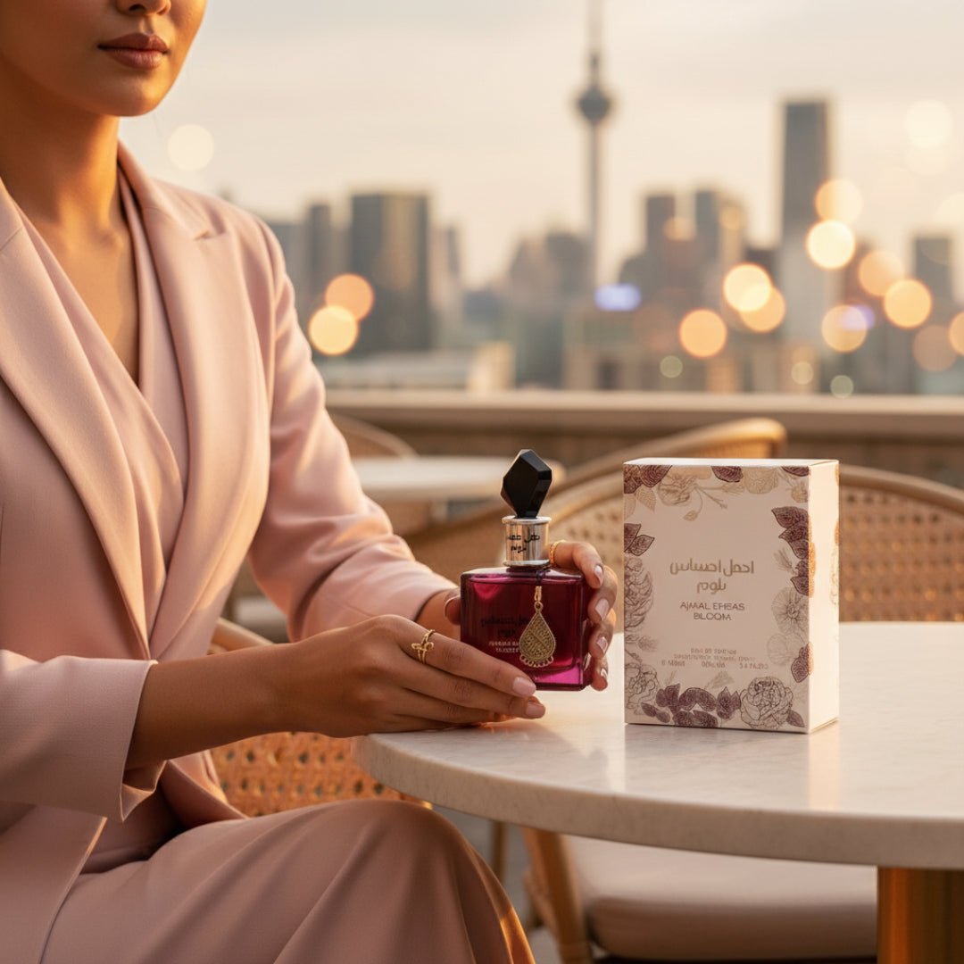 wanita Malaysia kafe Pavilion KL pegang Ehsas Bloom pink feminin