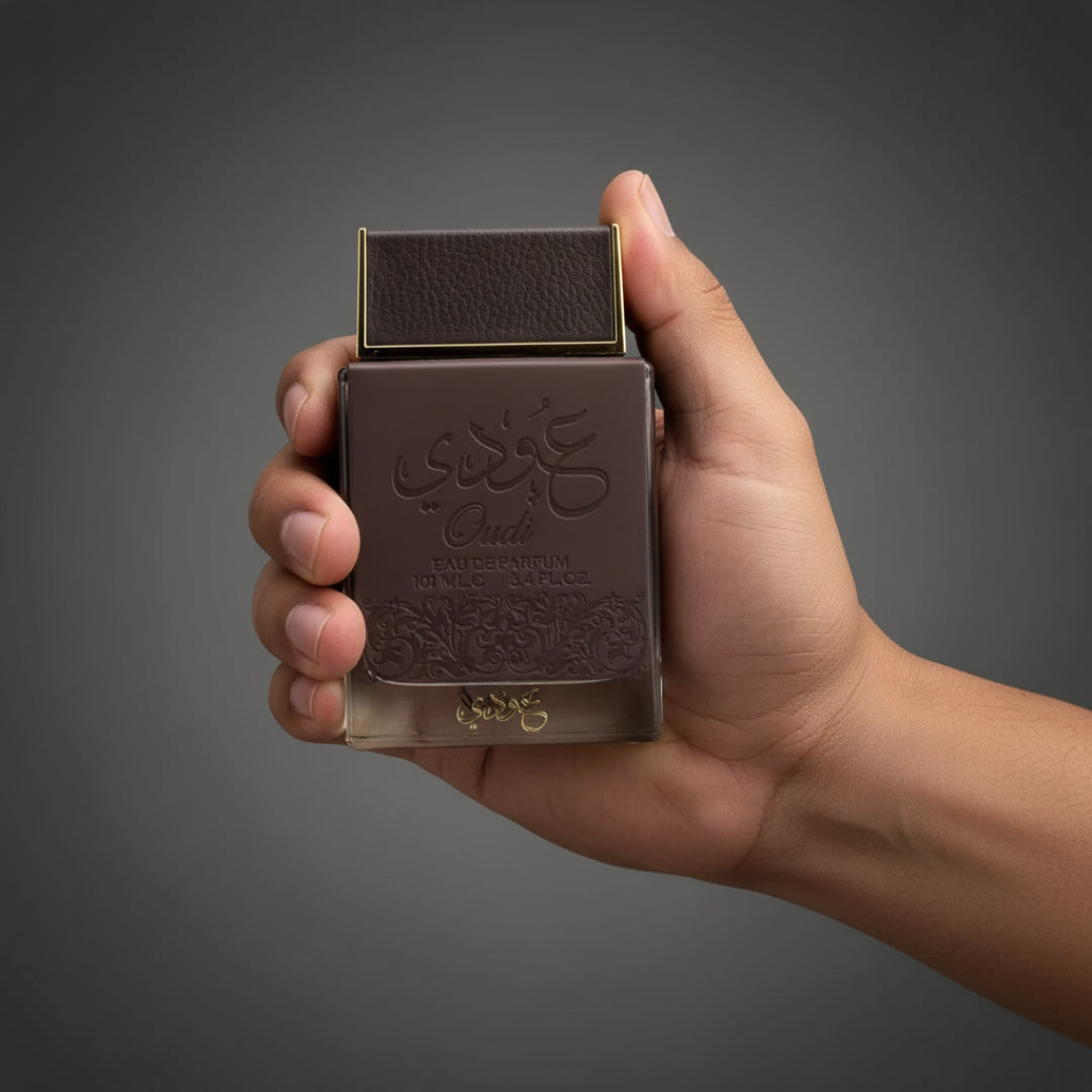 Close-up tangan lelaki Melayu memegang Oudi 100ml &ndash; gaya maskulin Malaysia