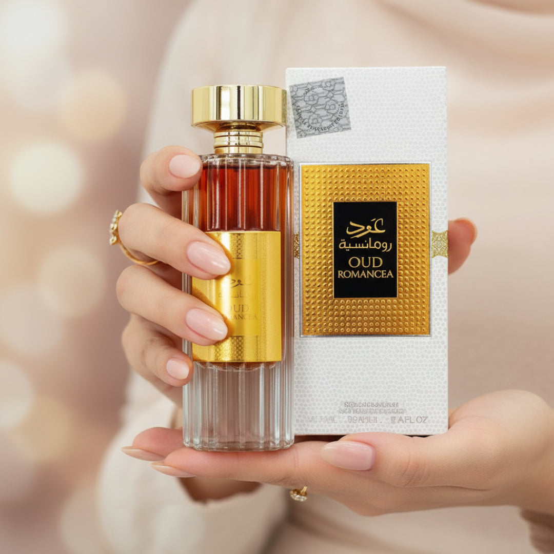 Tangan wanita Malaysia memegang Oud Romancea, mood lembut feminin