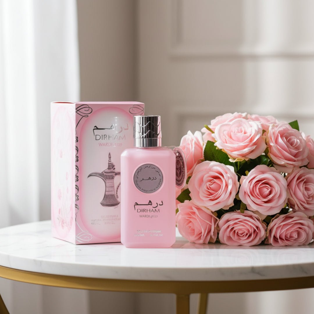 Dirham Wardi di meja bouquet mawar merah jambu