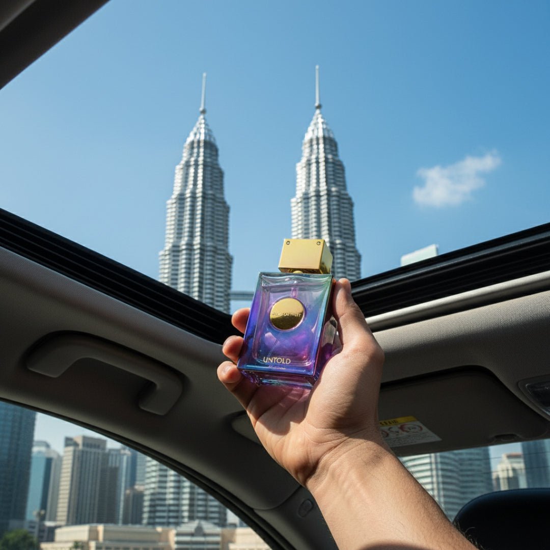 lelaki pegang untold bawah sunroof nampak klcc malam