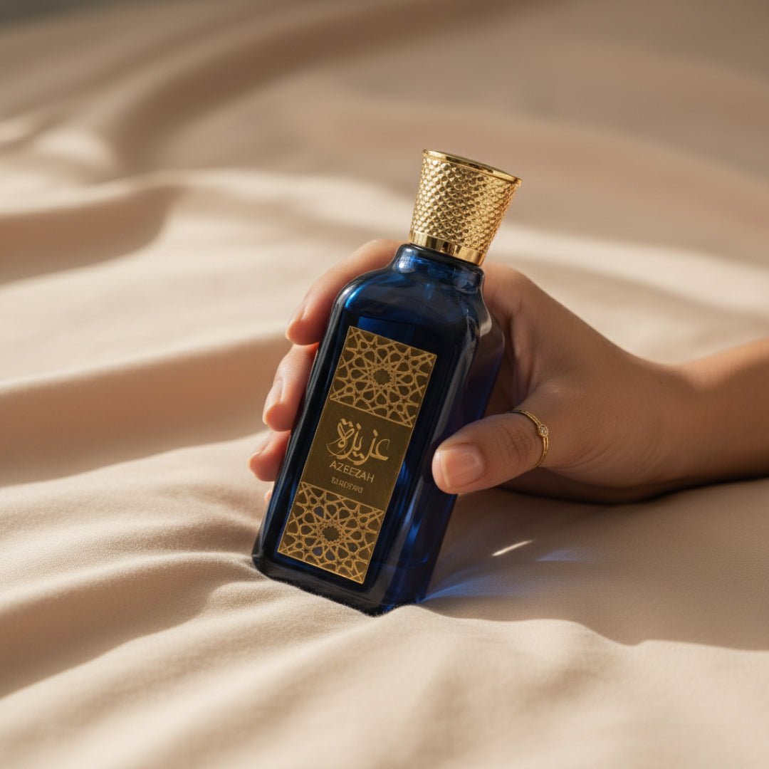 tangan wanita melayu memegang azeezah atas cadar krim