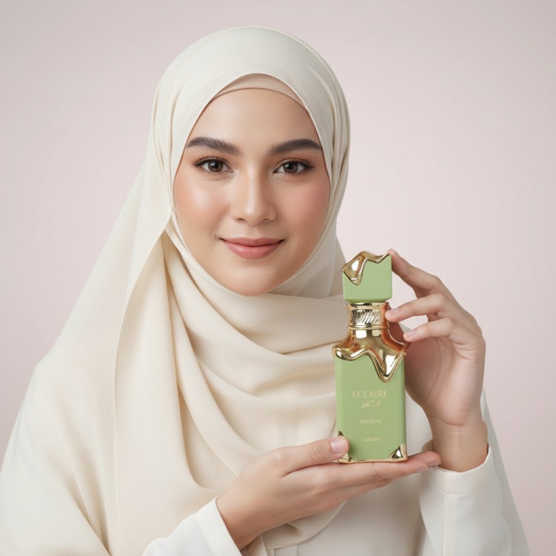 wanita berhijab malaysia pegang eclaire pistache feminin